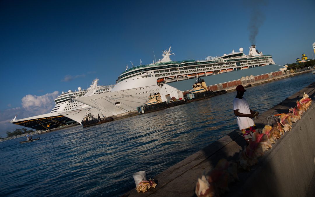 Un bahameño vende conchas marinas a turistas que desembarcan de varios cruceros en el puerto de Nassau, Bahamas. Este puerto fue el cuarto con más pasajeros de cruceros del mundo en 2014, con más de tres millones y medio de visitantes que llegaron con este medio de transporte. Los otros tres puertos más transitados están en Florida, Estados Unidos. Almudena Toral/Univision 