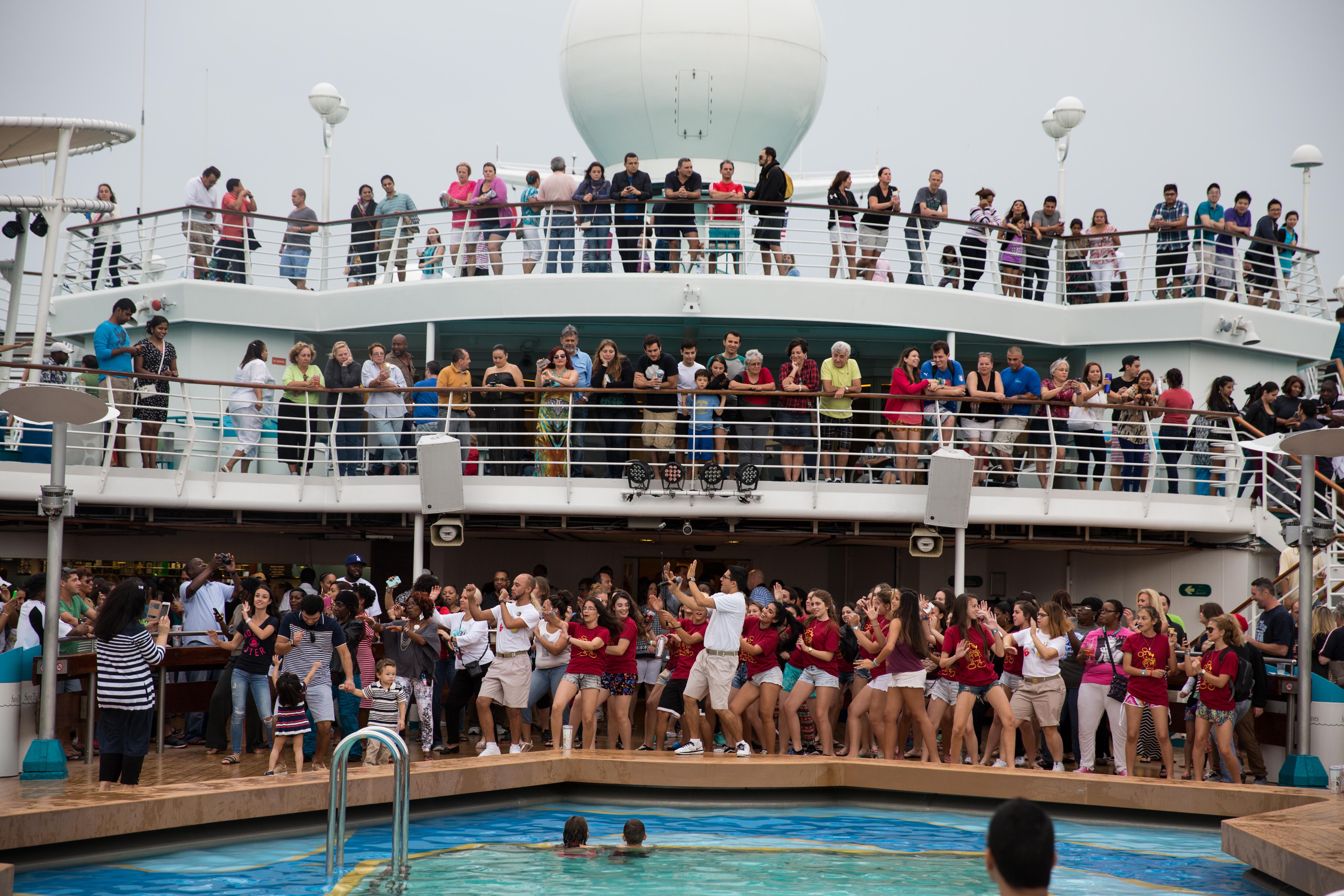 Un animador baila junto a decenas de pasajeros a bordo del Majesty of the Seas, de Royal Caribbean, conforme el barco se aleja de Miami. Almudena Toral/Univision
