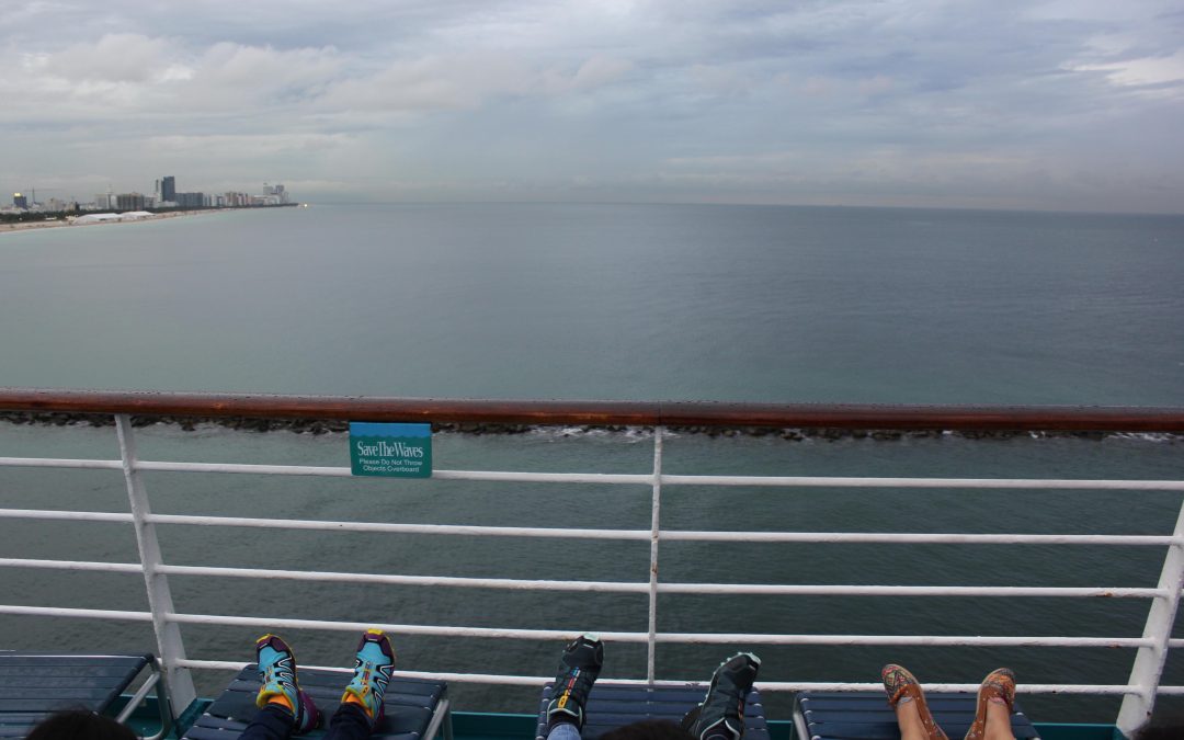 Tres pasajeros miran cómo Miami se aleja en el horizonte. Miami es la sede global de las tres compañías de cruceros más grandes del mundo: Carnival, Royal Caribbean y Norwegian. Damià Bonmatí/Univision