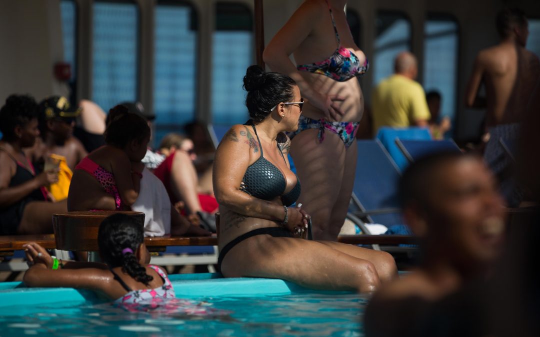 Pasajeros en la piscina del Carnival Ecstasy un día en altamar. Almudena Toral/Univision