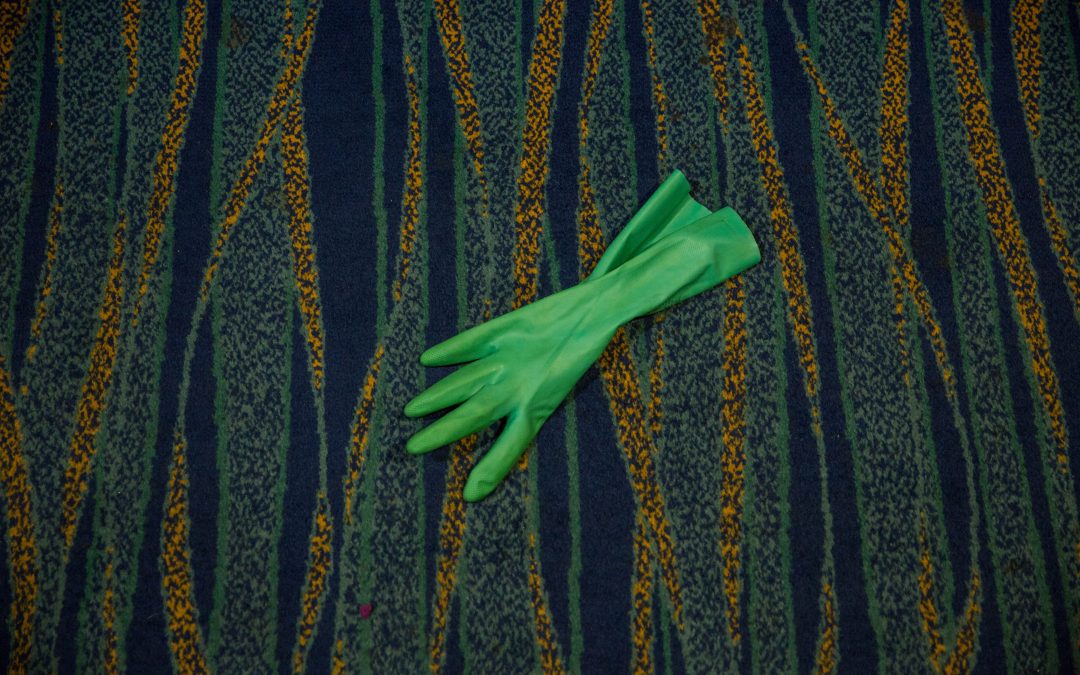 A misplaced glove in one of the cabin hallways during a disembarkation day. On these days the logistics are frenetic: thousands of passengers depart the ship according to zones and time slots, while cleaning staff rush to prepare rooms in only a few hours. Almudena Toral/Univision