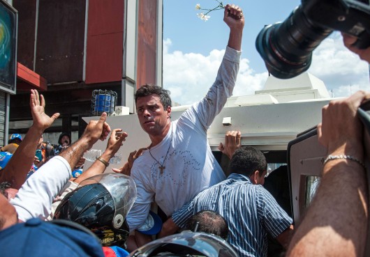 El líder de la oposición Leopoldo López, acusado por los disturbios del 12 de febrero, se entrega a las autoridades en un acto público en Caracas.